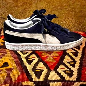 Unisex Suede Classic Puma Sneakers: Navy blue, white stripe. Mens 6.5, Womens 8